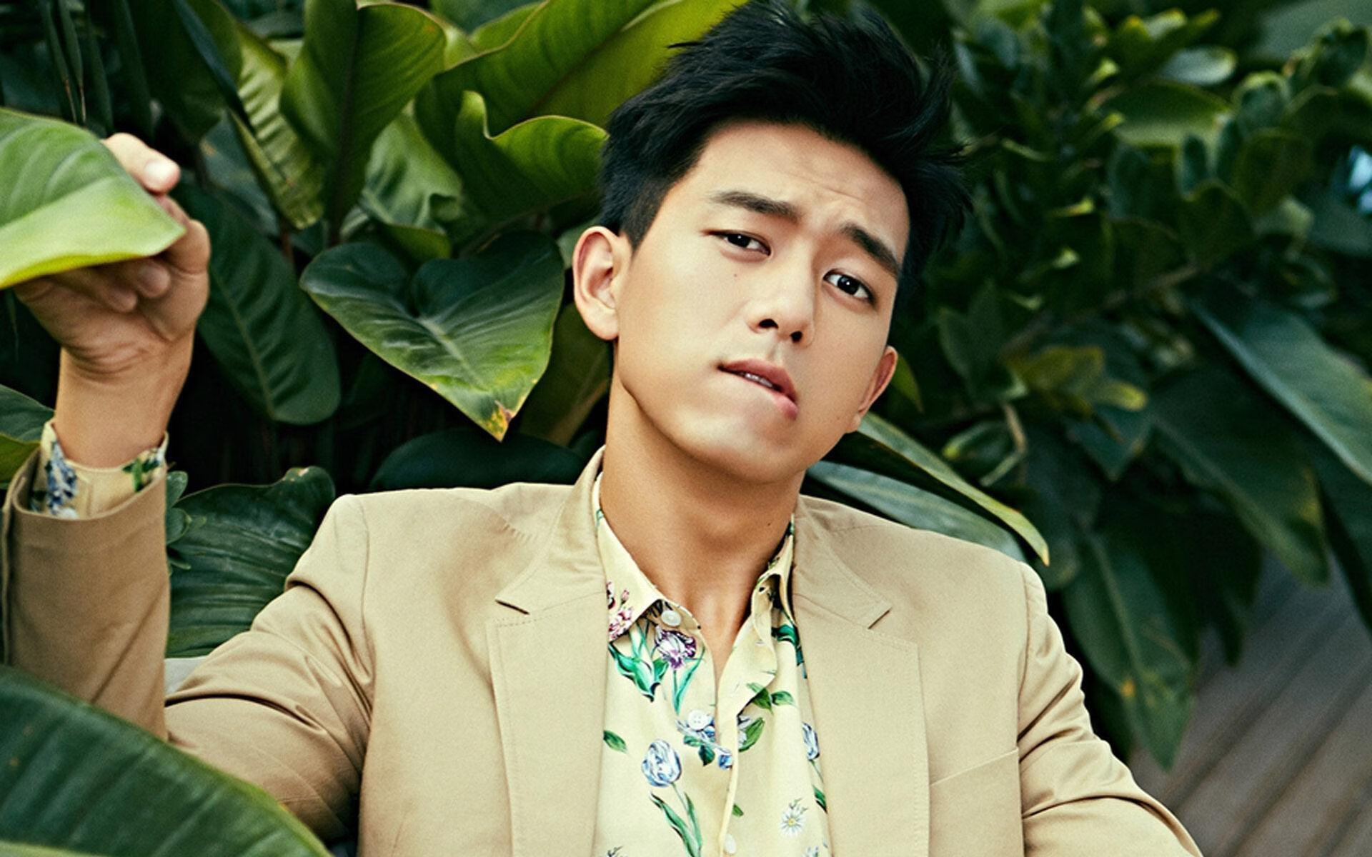 里昂围绕核心展开全队进攻节奏,里昂队友