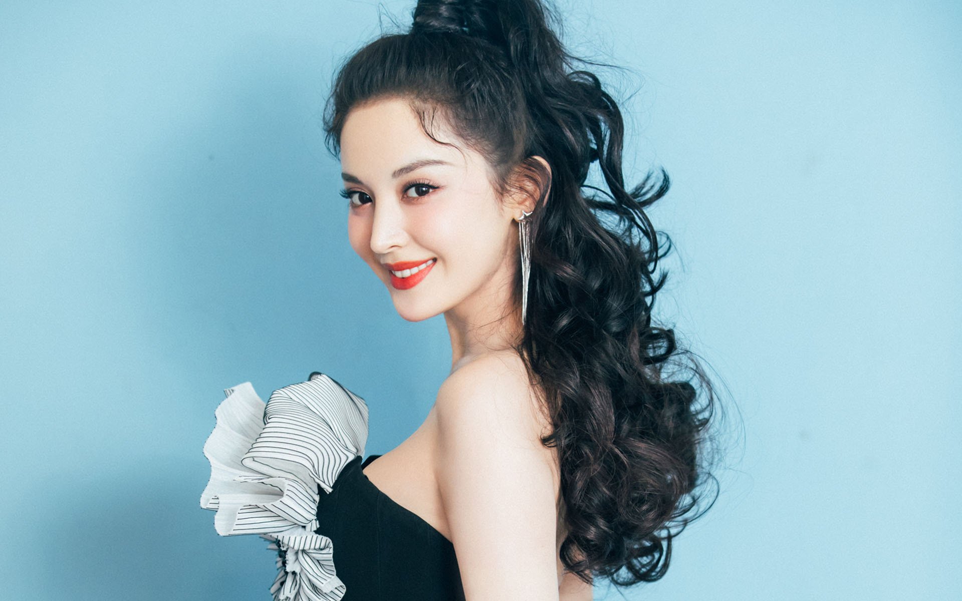 字母哥刷新场均三双纪录雄鹿再登榜首，字母哥还在雄鹿队吗